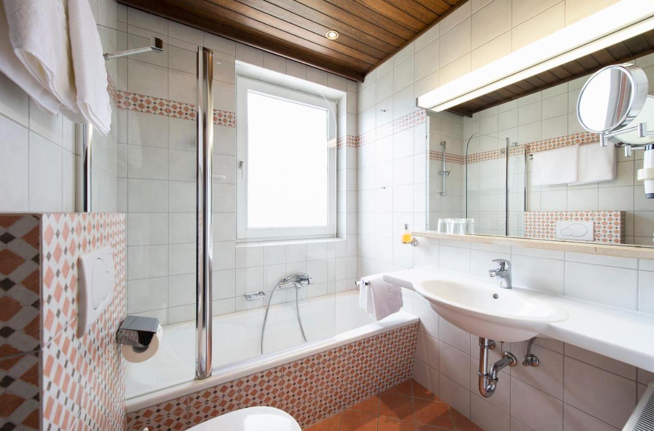 Hotel Landgasthof Altwirt Seeham Екстер'єр фото