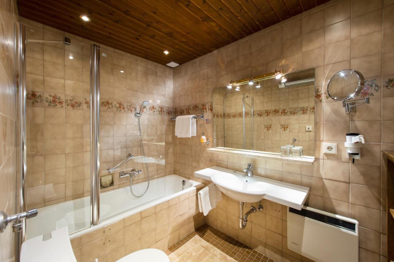 Hotel Landgasthof Altwirt Seeham Екстер'єр фото